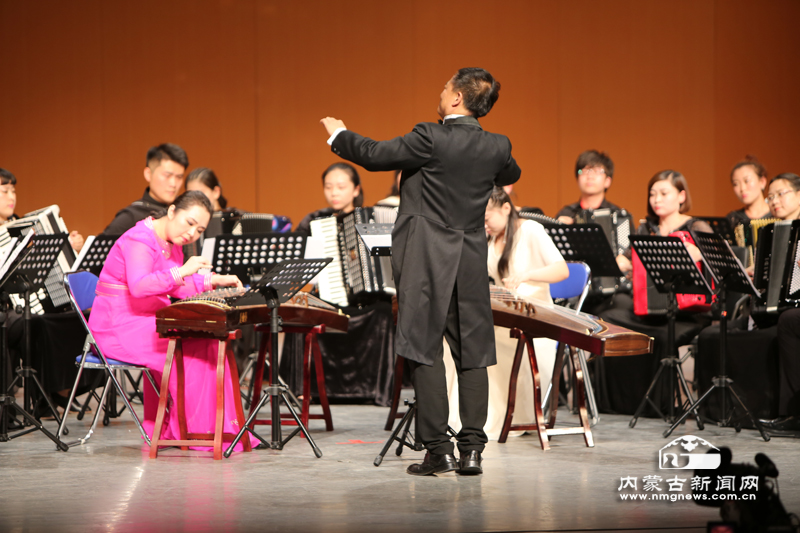 内蒙古艺术学院大学生手风琴乐团交响音乐会举行