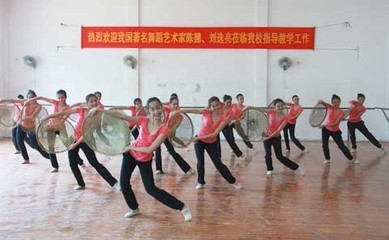 著名舞蹈艺术家陈翘教授来海南省艺校讲学_中国海南省文体厅_南海网
