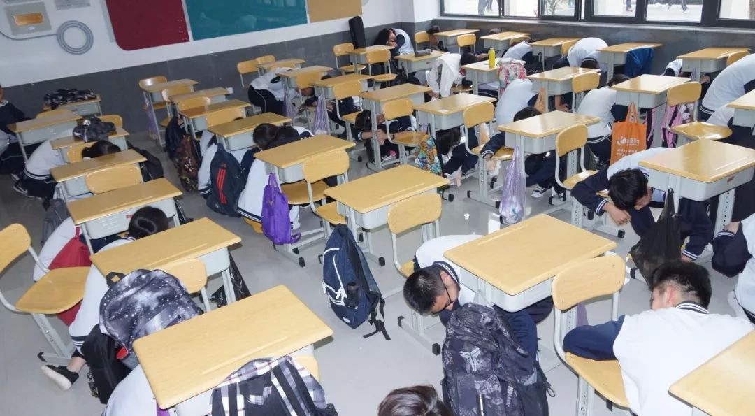 青岛艺术学校筑牢安全防线 举行防震减灾疏散演练